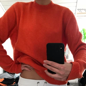 Superfin orange tröja med sömdetaljer  - Superfin orange tunt  stickad tröja med sömdetaljer på sidan! Superfin att ha nu till sommaren då man blir brun! Jätteskön och passar perfekt för sommarkvällarna! Passar både en medium och small