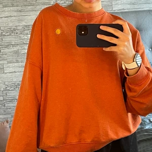 Orange oversize sweatshirt  - Oversize orange sweatshirt från weekday, har slutat använda, okej skick har ändå använt den under en tid, men inga fläckar och hål, köparen står gärna för frakten;)