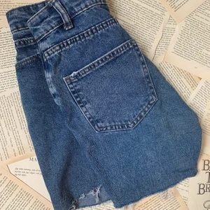 Supersöta jeansshorts,  - insydda på midjan så passar en xs med mindre midja...💕