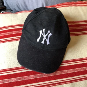 Svart keps vintage New York  - Svart keps med reglerbart band. I fint begagnat skick. 