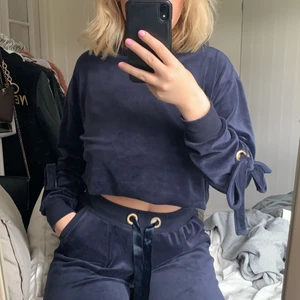 Mjukisdress - Super fint mjukis set från New Woman! Använt det varsamt men lite nopprigt vid mudden på ärmarna. Super söta rosetter på ärmarna💘 Det är i storlek S men passar även på mig som vanligtvis har M!     Köparen står för frakten!