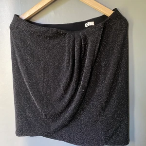 Kjol - Glittrig kjol från Cubus, använd fåtal gånger. Fint skick. Mjuk med resår i midjan