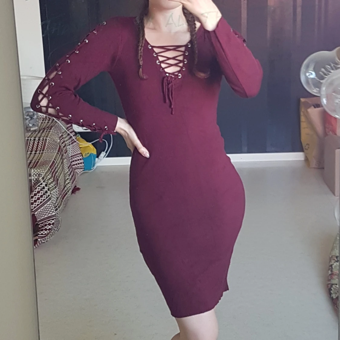 Mörkröd Vinröd tajt klänning med snörning