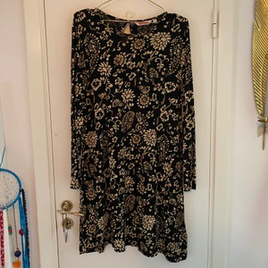 Klänning från Indiska - Fin klänning i storlek M från Indiska. Använd fåtal gånger så skicket är som ny! 