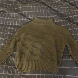 Tröja från neworder - Stickad grön kort tröja med hög krage 