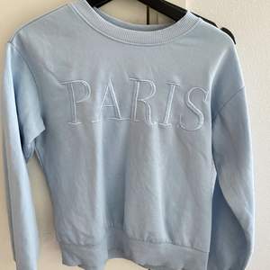 En väldigt skön sweatshirt i en ljusblå färg, storleken är XS men kan också passa en S!💞 köparen står för frakt! 