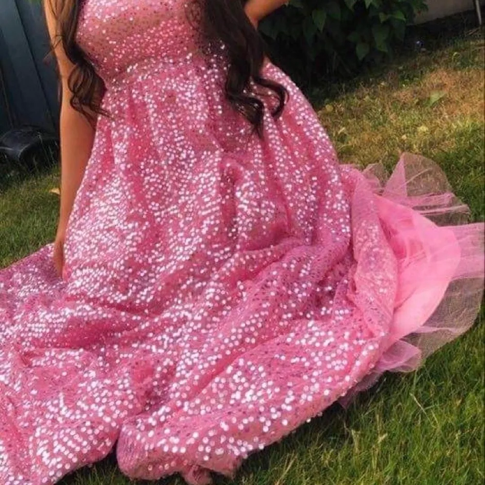 Rosa balklänning i storlek XL men passar mer som L🌸 Köpt för 1399:- och är använd 1 gång så priset blir 800:- men kan diskuteras vid snabb affär✨🌸 Kan hämtas i Nossebro, Vara eller Vårgårda💕. Klänningar.