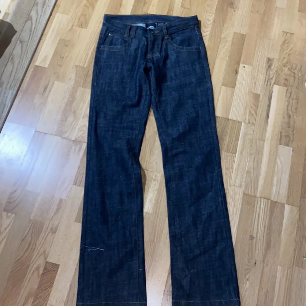 Jag säljer ett par jeans. De är lågmidjade och är vintage. Färgen är mörkblå. Nästan svarta och jag säljer de eftersom de ej passade mig. Skriv i dm för mer info eller bestämma vilket pris som passar. Betala med swish. Jeans & Byxor.