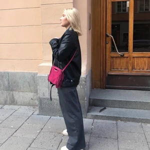 kostymbyxor zara - Säljer gråa kostymbyxor från Zara i storlek S. De är i väldigt fint skick. 115 kr💗