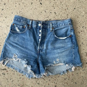 Levis shorts  - Säljer dessa shortsen, köptes här på plick dock alldeles för stora för mig, nypris ca 500kr. Säljer för 250+ frakt. De står ingen storlek på de men skulle säga M. 