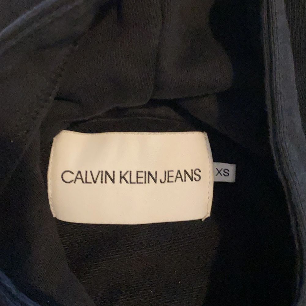 Äkta Calvin Klein hoodie som är köpt i johnells. Storlek XS . Tröjor & Koftor.