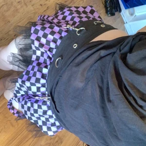 Kjol - Skit snygg kjol som är köpt här på plick för 270kr tyvärr är den alldeles för kort för mig. Passar nog xs-liten s bäst då den är så kort