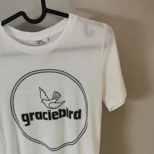 Ganni t-shirt - Vit ganni t-shirt. Nästan aldrig använd då den inte passade mig. 