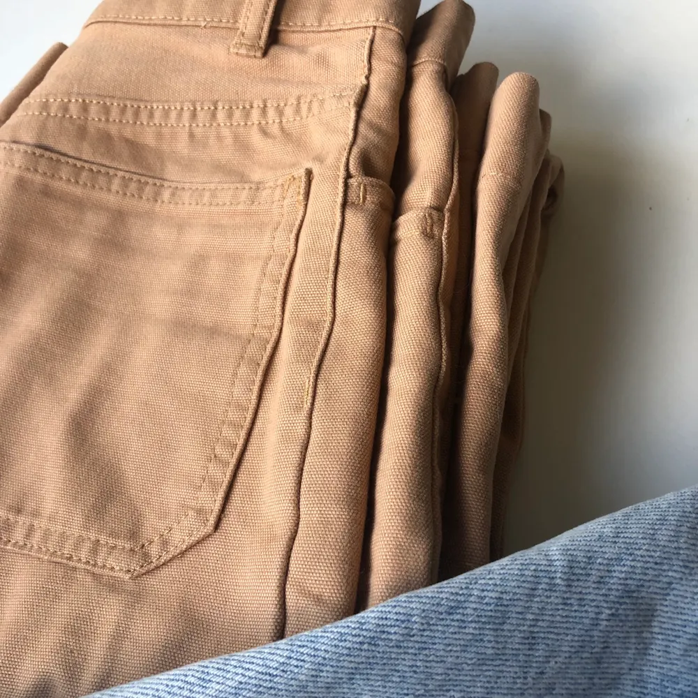 Nya jeans från Monki. Säljer dem pga att de är för små till mig och därför bara testade. Dock finns ej prislappen kvar. Superfin beige färg!. Jeans & Byxor.