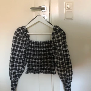 Rutig topp - Super söt topp ifrån H&M. Använd vid ett tillfälle💓💓 