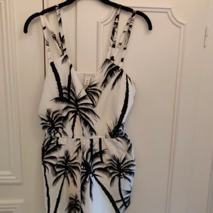 Playsuit / Byxdress från Nelly - Byxdress/playsuit från Nelly. Mycket bra skick!