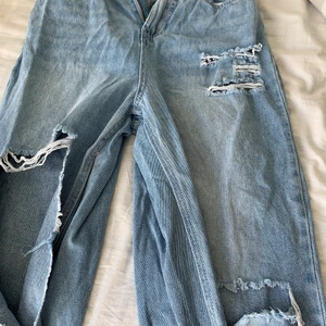 Jeans med hål - Fina jeans. Ett hål som är lite större men ingen större fara. Nästan aldrig använda. Bra längd för dig under 165. 