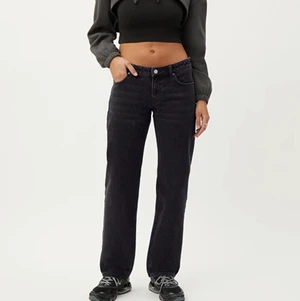 Lågmidjade jeans - Lågmidjade jeans från weekday, aldrig använda utan bara testade 2 ggr. Har sprätt upp sömmen där nere för att få benen längre😇 Kontakta för frågor!