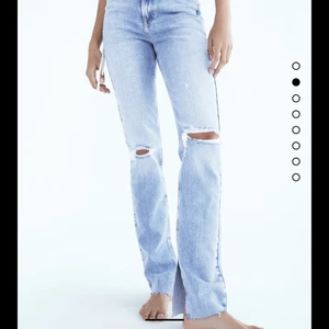 Straight leg med slits  - Ett helt par nya jeans från zara. Tog bort lappen men sedan ångra ja mig då ja inte tyckte dem va så fina på mig. Jeansen är oanvända straight leg med slits. Kontakta mig privat för fler bilder. Priset plus frakt. Storlek 32 men stretchiga så ja tror dem passar en 34. Väldigt långa i benen och bra. Om dem är för långa är det bara att klippa av dem till sin egna längd