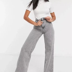  jeans  - Använda 2/3 gånger då ja inte tycker dom passade mig så bra annars tycker jag dom är fina. Bra skick/ som nya. Grå jeans från asos i storlek 34