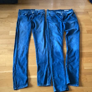 jeans - till vänster storlek medium och till höger är i storlek small