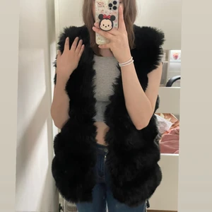 pälsväst  - oanvänd pälsväst i storlek s/m den har två fickor och det är inte äkta päls
