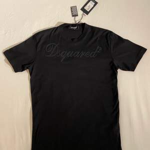 Dsquared t-shirt. Storlek S. Cond 9,5-10/10 endast testad (100% nyskick) nypris 2799:- (väldigt rare t-shirt) 