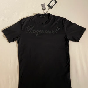 Dsquared t-shirt  - Dsquared t-shirt. Storlek S. Cond 9,5-10/10 endast testad (100% nyskick) nypris 2799:- (väldigt rare t-shirt) 