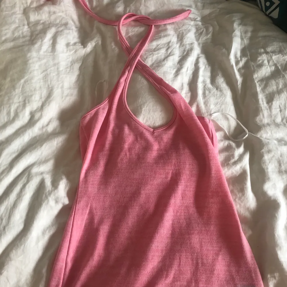 rosa halterneck klänning, aldrig använt då den är för liten för mig :( långa band så man kan ha den som vanligt och korsa de BUD är exklusive frakt!. Klänningar.
