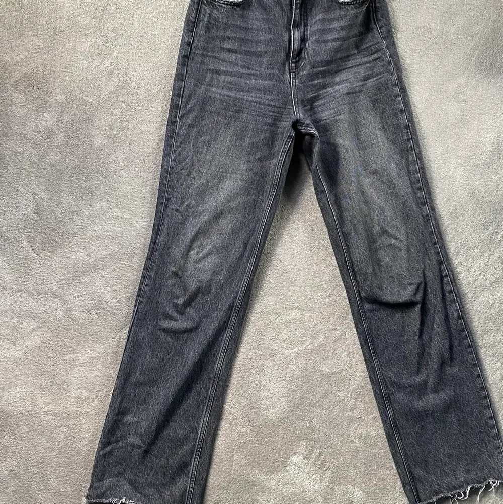 Snygga gråa jeans med hög midja. Full- length. Använda en gång! . Jeans & Byxor.