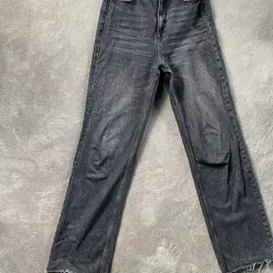Snygga gråa jeans med hög midja. Full- length. Använda en gång! 