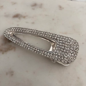 Hårklämma - Jättefin silvrig hårklämma/hårspänne som aldrig kommit till användning! Nypris: 59kr