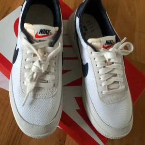 Nike sneakers - Helt sprillans nya Nike zoom blazer sneakers, behöver sälja då dom var för små. Storleken är 37.5. Köparen står för frakt, nypris 1199kr