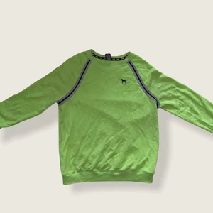 Vintage Victoria Secret sweatshirt  - Skick 6/10.                                                                        Fin tröja med ett skönt material, några fläckar hit och dit.