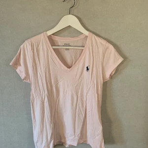 Ralph lauren t-shirt, storlek M - Fin t-shirt i bra skick.