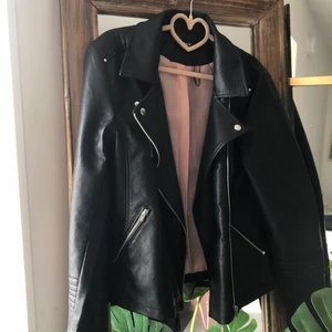 Oversize skinnjacka - ”Oversize” skinnjacka i storlek 42 från ONLY. Aldrig använt 