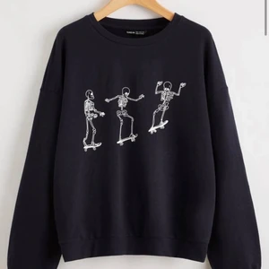 Svart sweatshirt  - Aldrig använd, helt ny och kvar i påsen!