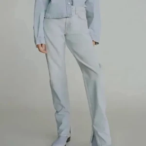 Zara jeans med slits - Säljer dessa superfina jeans med slits från zara💕💕 helt slutsålda på hemsidan och knappt använda, däremot finns det en liten fläck från tvättmedel på ett ben men något som knappt syns, skriv privat för fler bilder❤️❤️❤️❤️