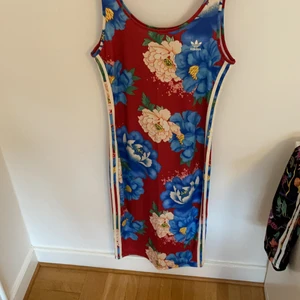 Adidasklänning i stl 42  - Adidasklänning i stl 42 