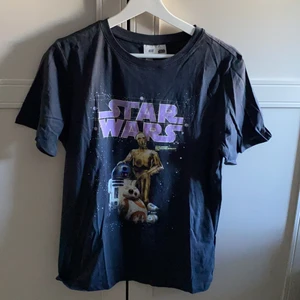 T-shirt - Helt oanvänd t-shirt med ett tryck på framsidan. 💕