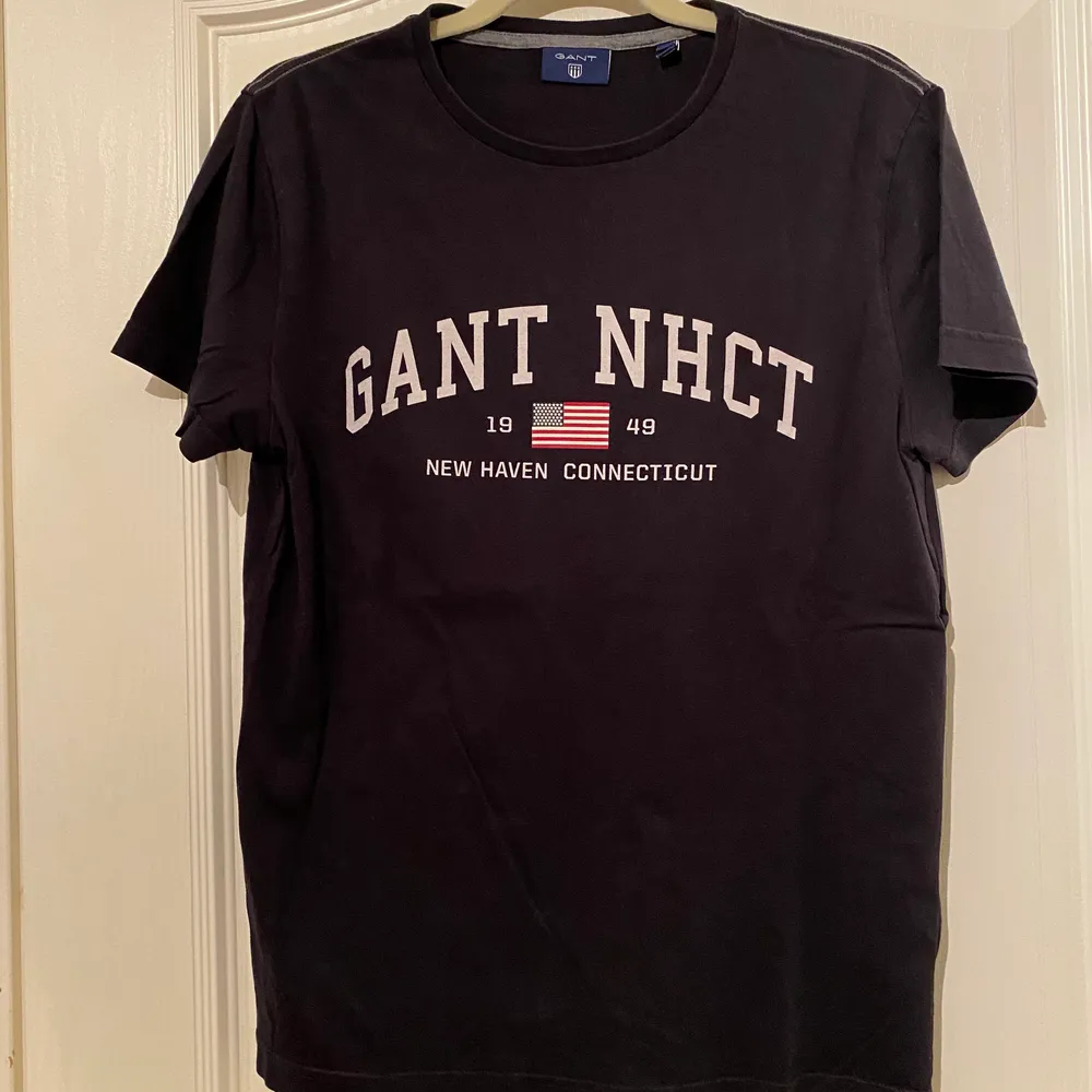 En Gant T-shirt som inte används länge då den inte passar mig. Tröjan är i bra skick och det är storlek S. Priset är inte spikat! Kan gå ner vid snabb och smidig affär.. T-shirts.