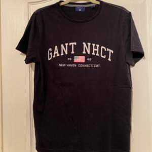 En Gant T-shirt som inte används länge då den inte passar mig. Tröjan är i bra skick och det är storlek S. Priset är inte spikat! Kan gå ner vid snabb och smidig affär.