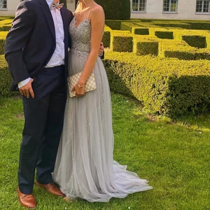 BALKLÄNNING  - Endast använd en kväll!! Alltså i ny skick. Nypris 5990kr, mitt pris 3000kr plus 150kr frakt. Storlek 32, men passar även 34(som jag har) 