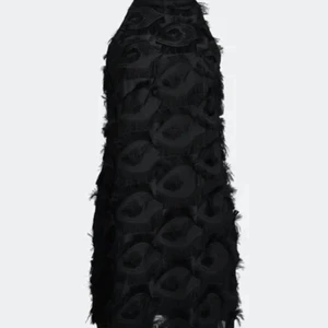 Svart klänning ifrån bikbok  - Svar klänning med Peacock mönster 