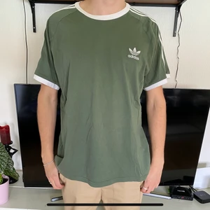 ADIDAS T-SHIRT - Bra skick!