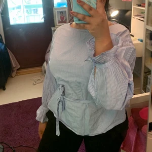 Wrap blus - Blus med knytning runt midjan. Använd fåtal gånger och i bra skick!!💗 st L men passar även M