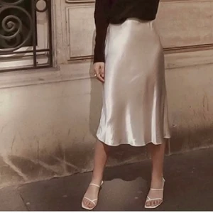 Sillk kjol - Säljer en populär siden kjol, från zara i en krämvit färg! Använd få tal gånger🤍🤍 Buda!