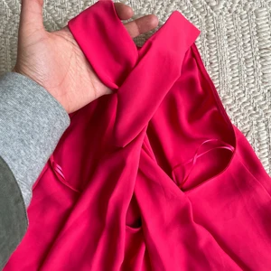 Rosa topp - Rosa topp från Zara med korsning i ryggen, använd 1 gång. Storlek 34