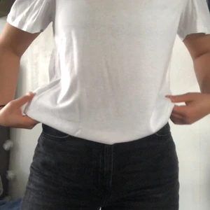 T-shirt - Vit t-shirt med puffiga ärmar 