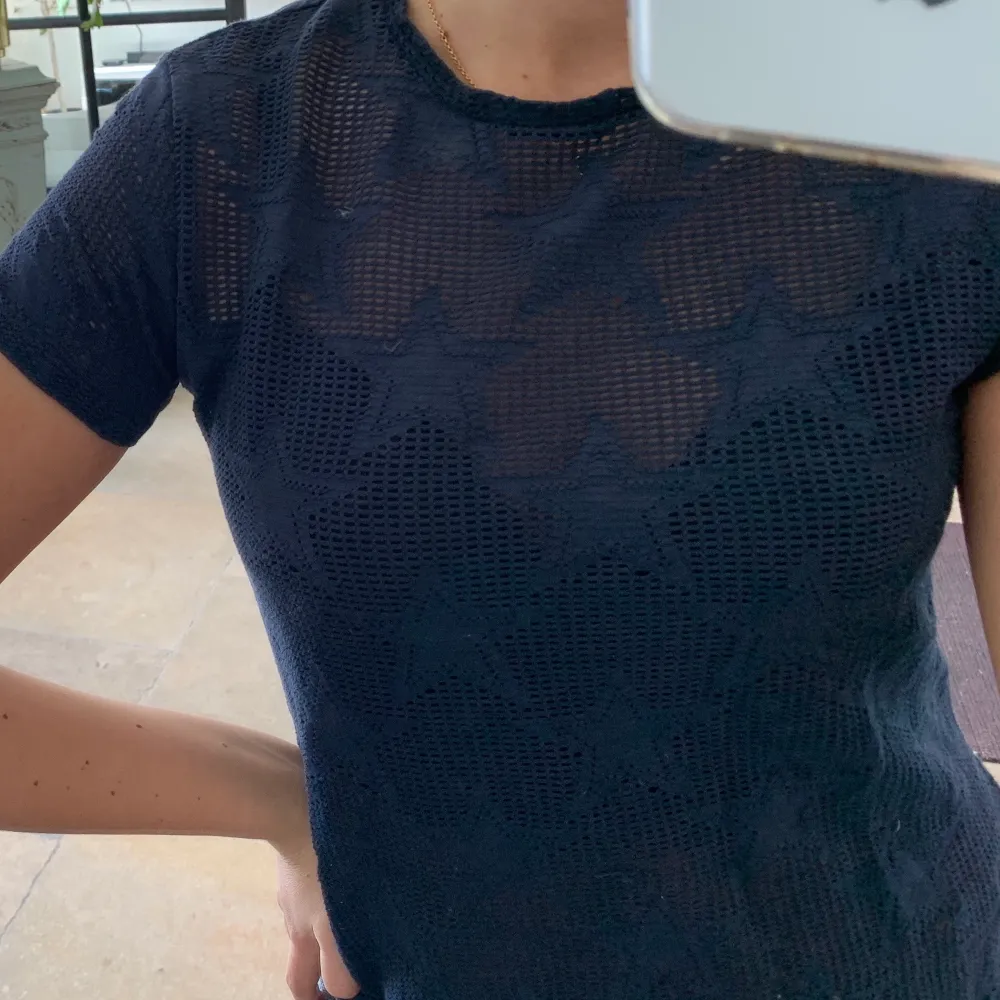Marinblå t-shirt med stjärnor från scotch & soda i storlek XS och passar S bra också💞💞. T-paidat.